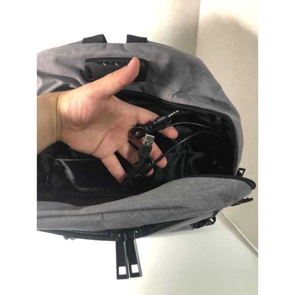 Tzowla Backpack with laptop divider, lock, and charging - Picture 7 of 10